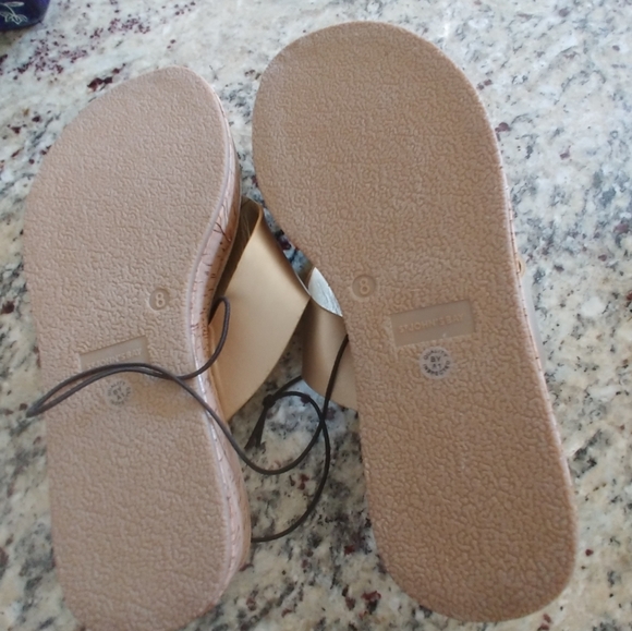 St. John's Bay Nude/Tan Wedge Thong Sandals Size 8 - Picture 3 of 7